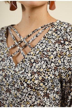 Top texturé col croisé avec lacets