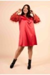Robe satinée en tulle plumes