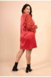Robe satinée en tulle plumes